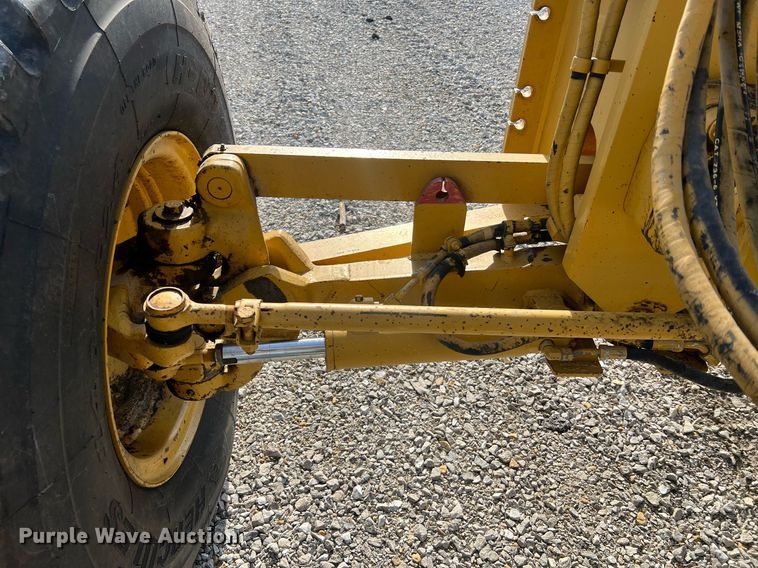 image for item LI9613 2005 Caterpillar 140H  motor grader