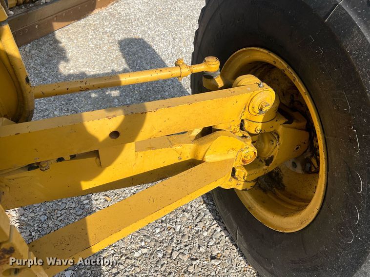 image for item LI9613 2005 Caterpillar 140H  motor grader