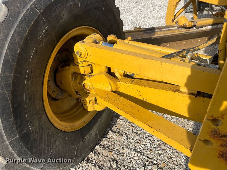 image for item LI9613 2005 Caterpillar 140H  motor grader