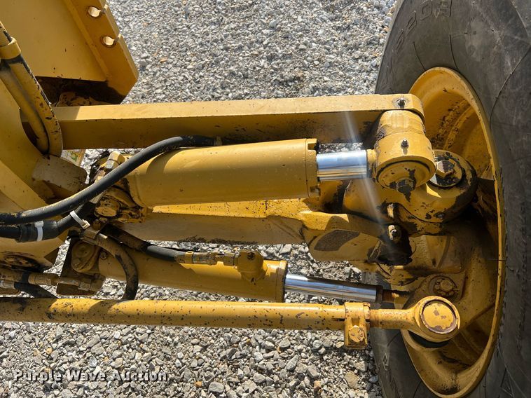 image for item LI9613 2005 Caterpillar 140H  motor grader