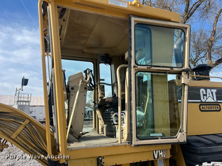 image for item LI9613 2005 Caterpillar 140H  motor grader