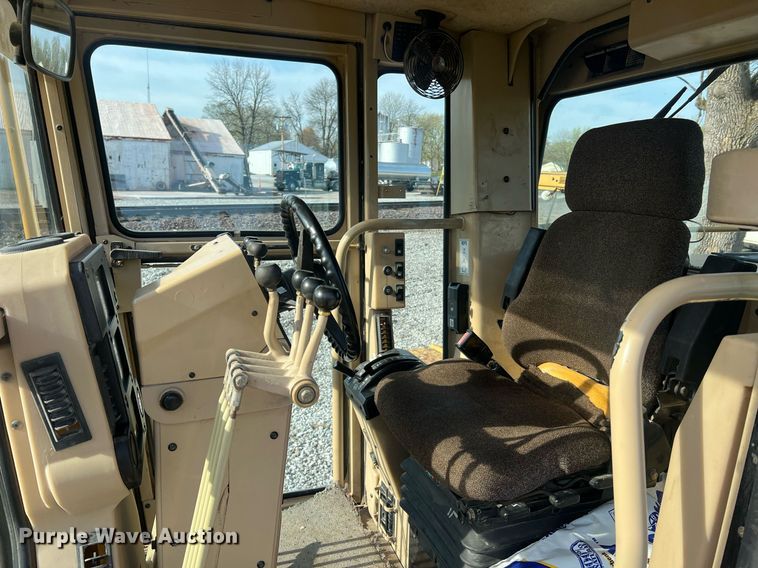 image for item LI9613 2005 Caterpillar 140H  motor grader