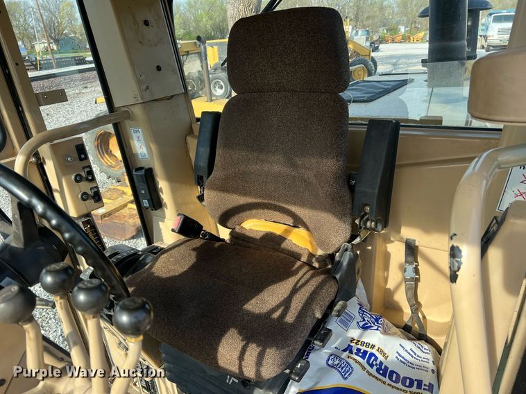 image for item LI9613 2005 Caterpillar 140H  motor grader