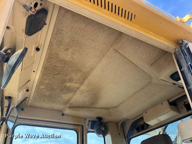 image for item LI9613 2005 Caterpillar 140H  motor grader