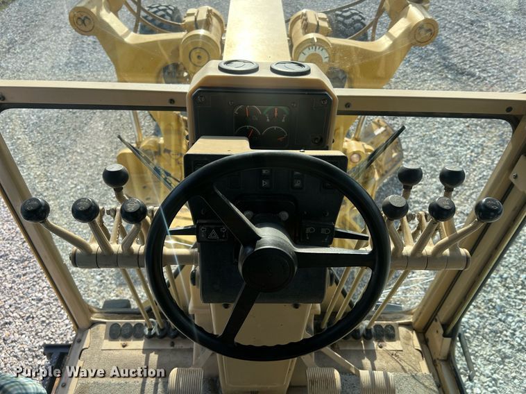 image for item LI9613 2005 Caterpillar 140H  motor grader