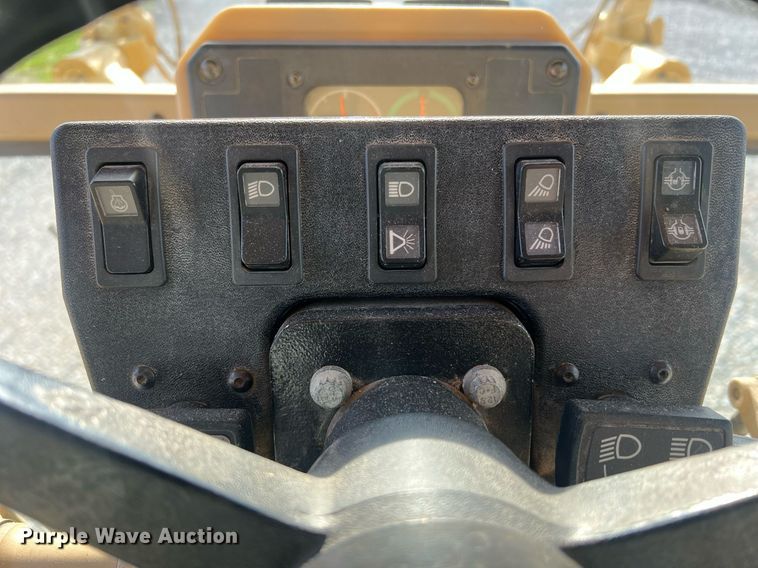 image for item LI9613 2005 Caterpillar 140H  motor grader