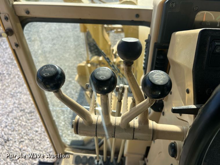 image for item LI9613 2005 Caterpillar 140H  motor grader