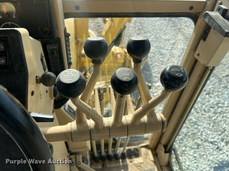 image for item LI9613 2005 Caterpillar 140H  motor grader