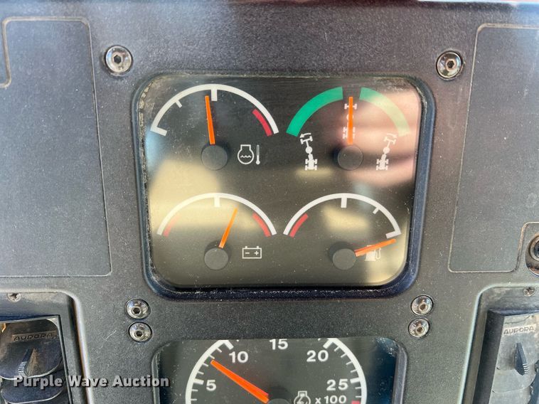 image for item LI9613 2005 Caterpillar 140H  motor grader