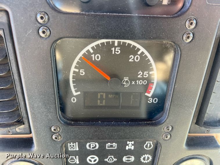 image for item LI9613 2005 Caterpillar 140H  motor grader