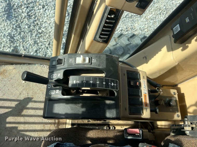 image for item LI9613 2005 Caterpillar 140H  motor grader