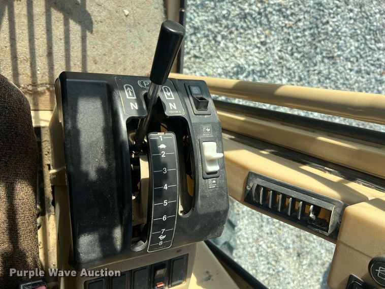 image for item LI9613 2005 Caterpillar 140H  motor grader