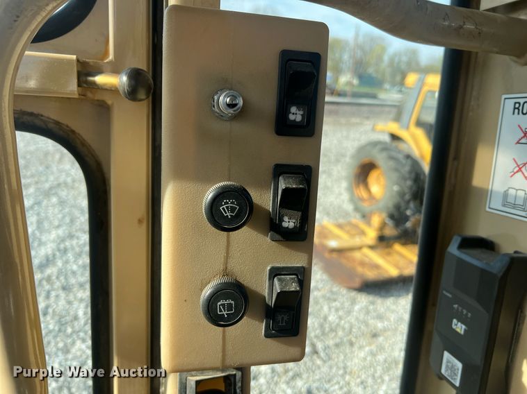 image for item LI9613 2005 Caterpillar 140H  motor grader