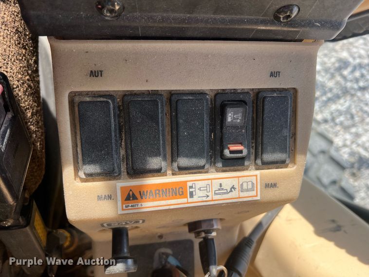 image for item LI9613 2005 Caterpillar 140H  motor grader