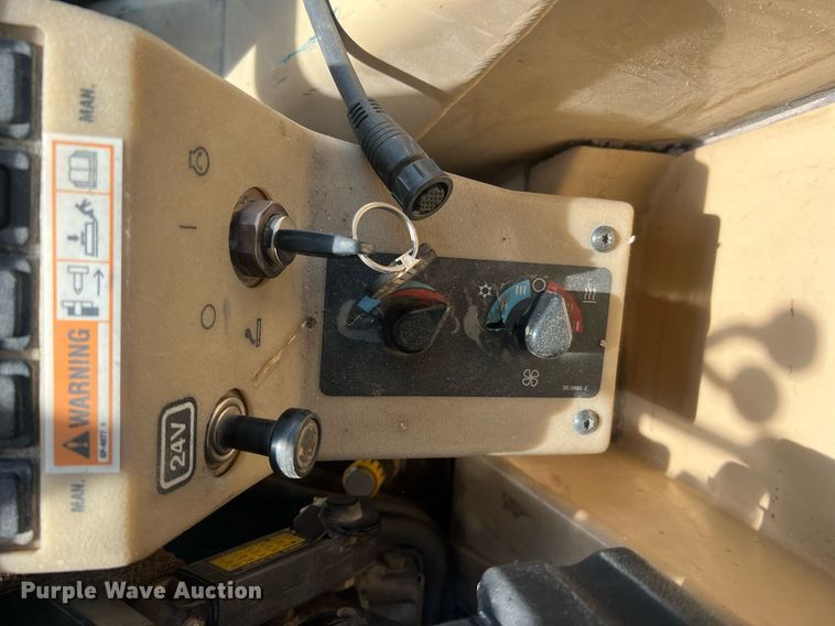 image for item LI9613 2005 Caterpillar 140H  motor grader