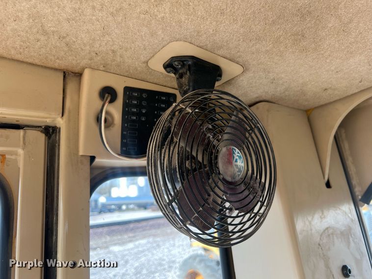 image for item LI9613 2005 Caterpillar 140H  motor grader