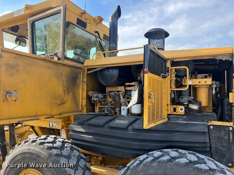 image for item LI9613 2005 Caterpillar 140H  motor grader