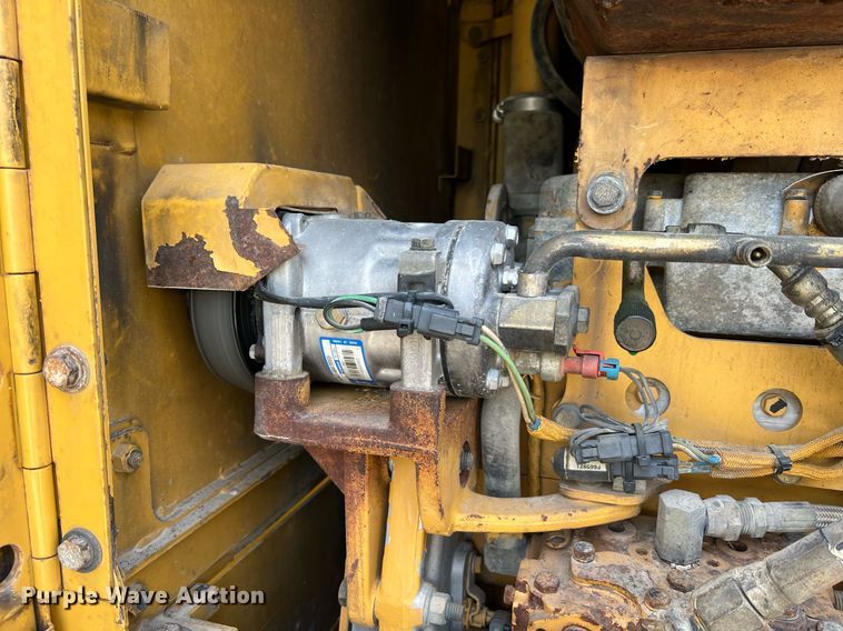 image for item LI9613 2005 Caterpillar 140H  motor grader