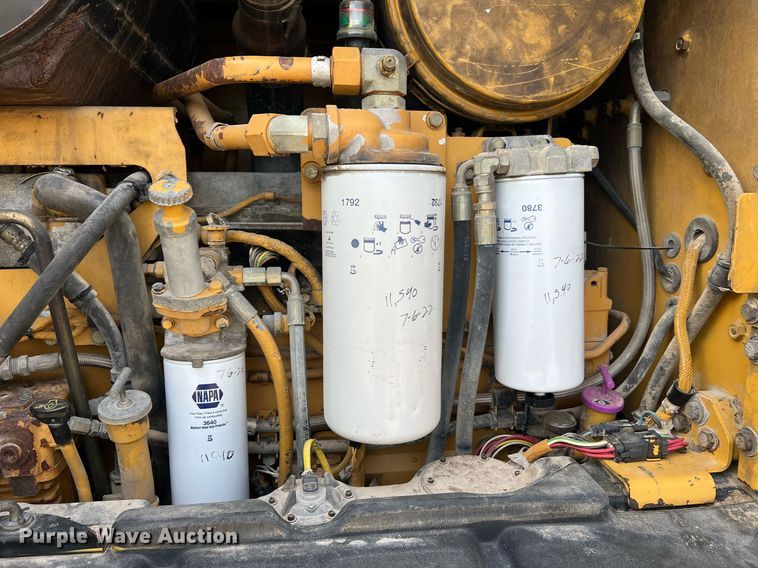 image for item LI9613 2005 Caterpillar 140H  motor grader