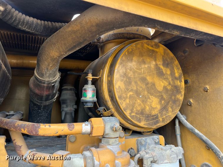 image for item LI9613 2005 Caterpillar 140H  motor grader