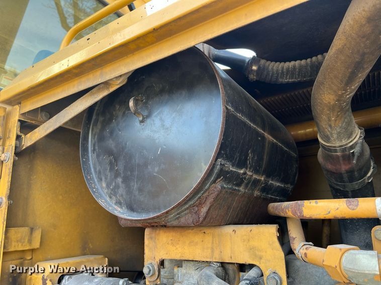 image for item LI9613 2005 Caterpillar 140H  motor grader