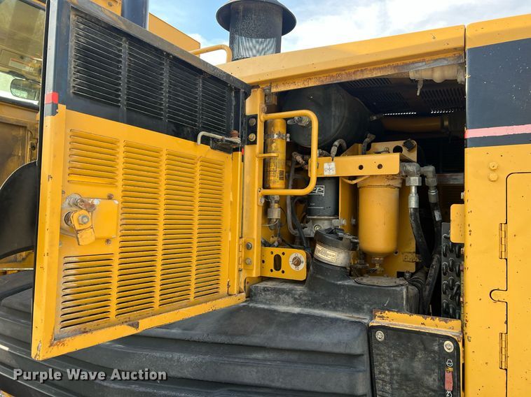 image for item LI9613 2005 Caterpillar 140H  motor grader