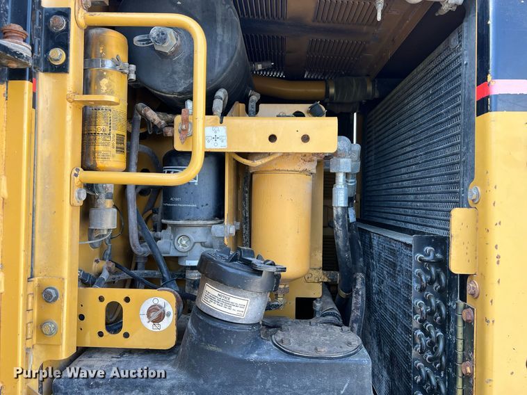 image for item LI9613 2005 Caterpillar 140H  motor grader