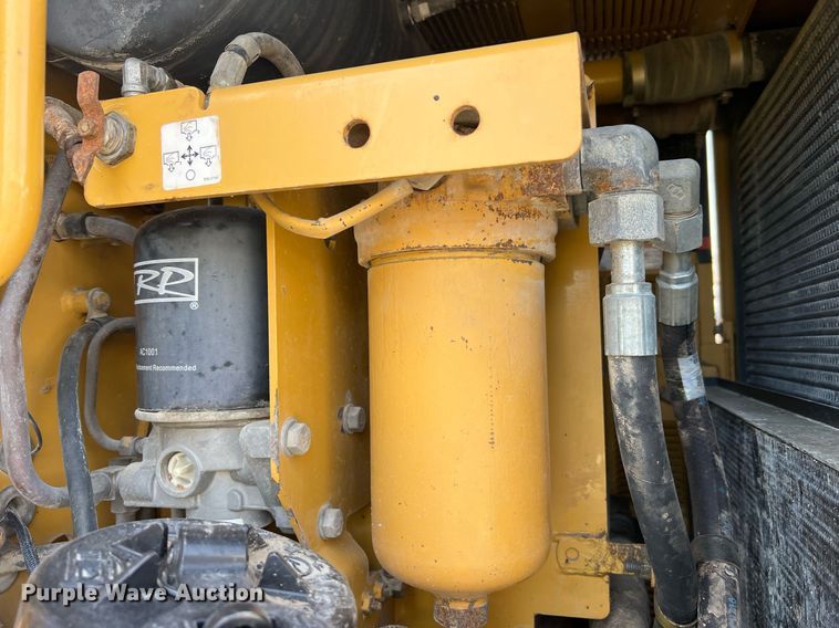 image for item LI9613 2005 Caterpillar 140H  motor grader