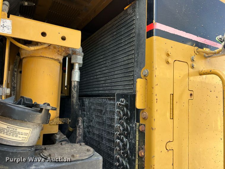 image for item LI9613 2005 Caterpillar 140H  motor grader