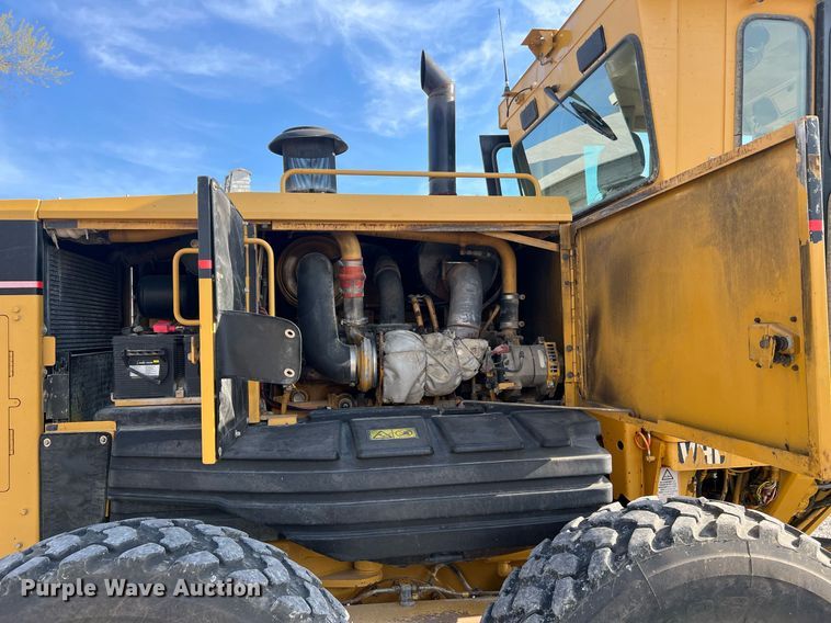 image for item LI9613 2005 Caterpillar 140H  motor grader