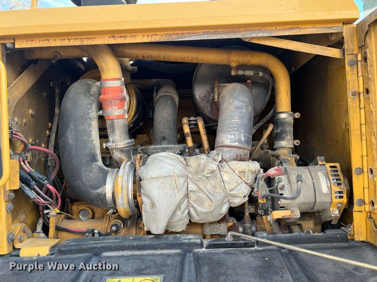 image for item LI9613 2005 Caterpillar 140H  motor grader