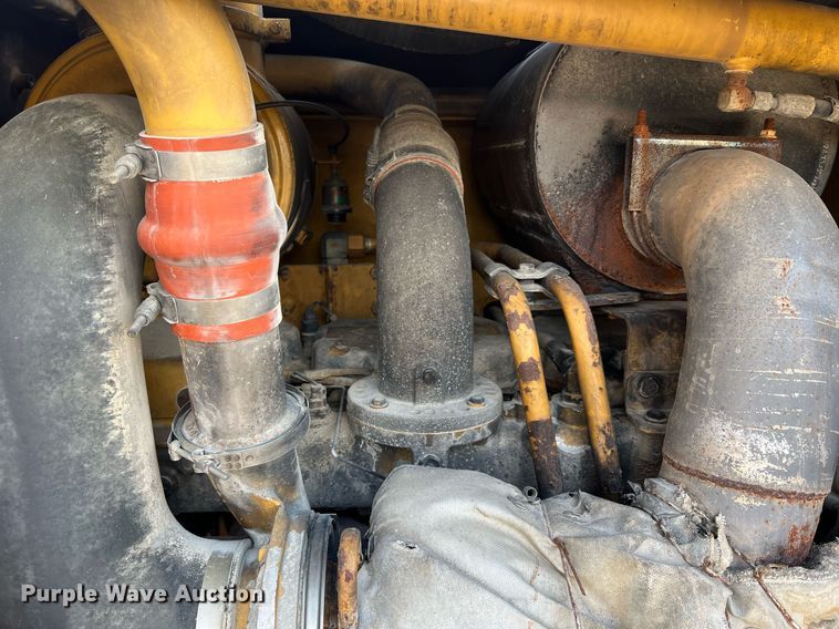 image for item LI9613 2005 Caterpillar 140H  motor grader