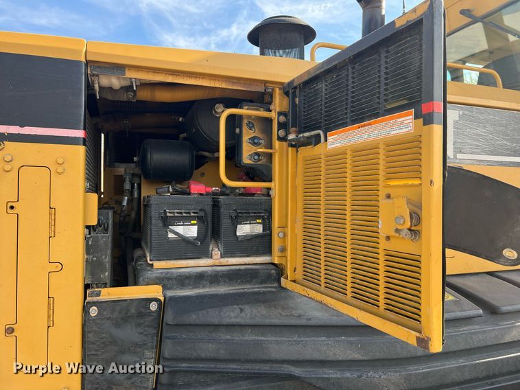 image for item LI9613 2005 Caterpillar 140H  motor grader