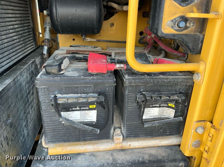 image for item LI9613 2005 Caterpillar 140H  motor grader
