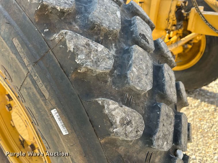 image for item LI9613 2005 Caterpillar 140H  motor grader