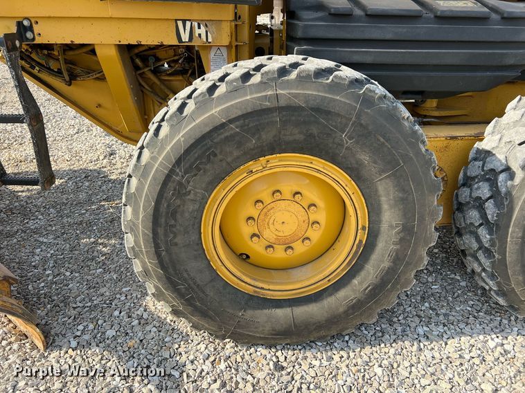 image for item LI9613 2005 Caterpillar 140H  motor grader