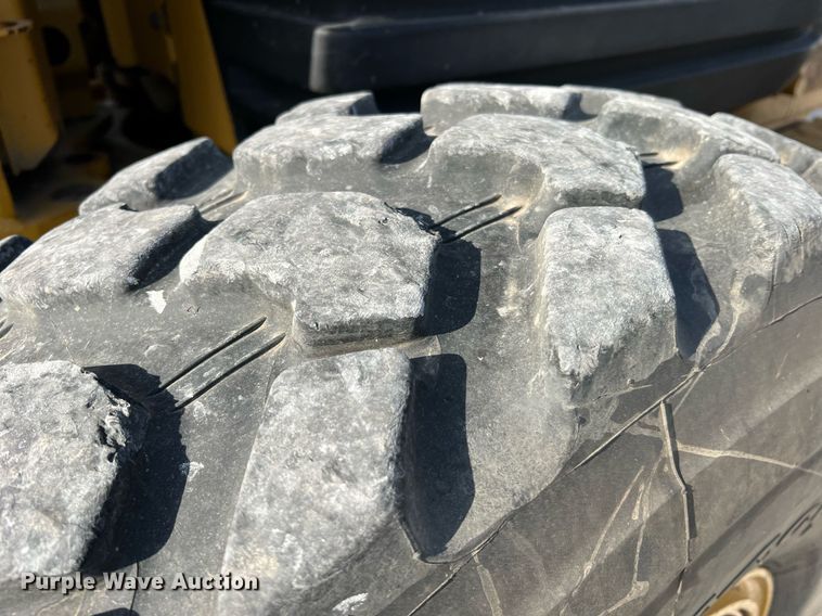 image for item LI9613 2005 Caterpillar 140H  motor grader