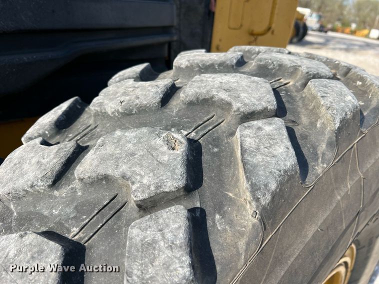 image for item LI9613 2005 Caterpillar 140H  motor grader