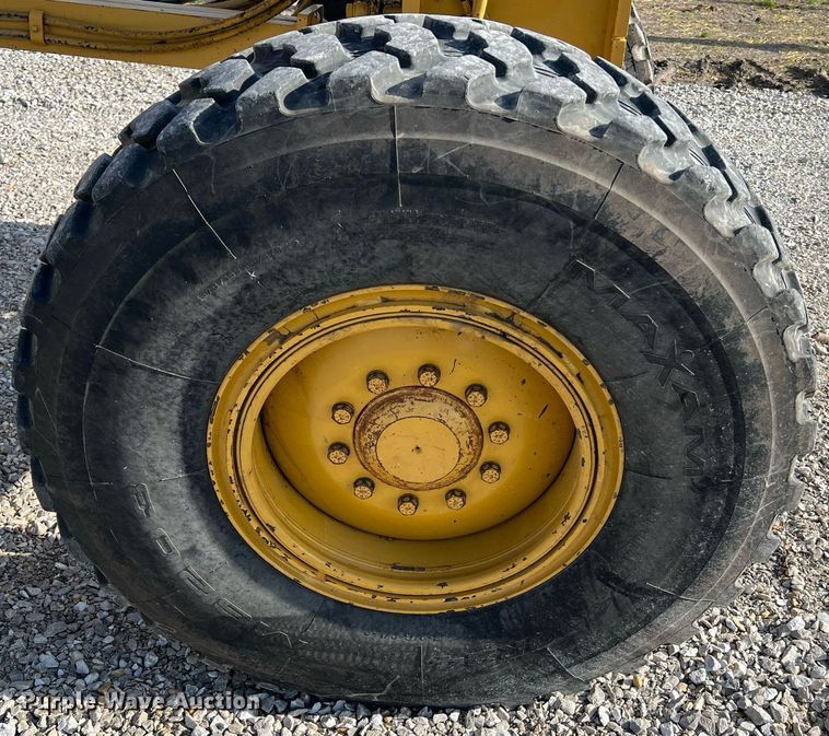 image for item LI9613 2005 Caterpillar 140H  motor grader