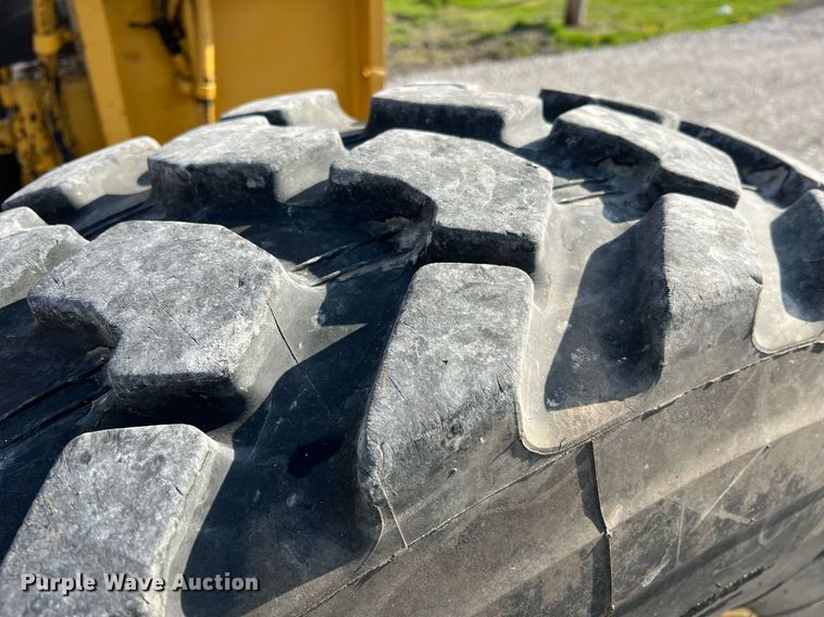 image for item LI9613 2005 Caterpillar 140H  motor grader