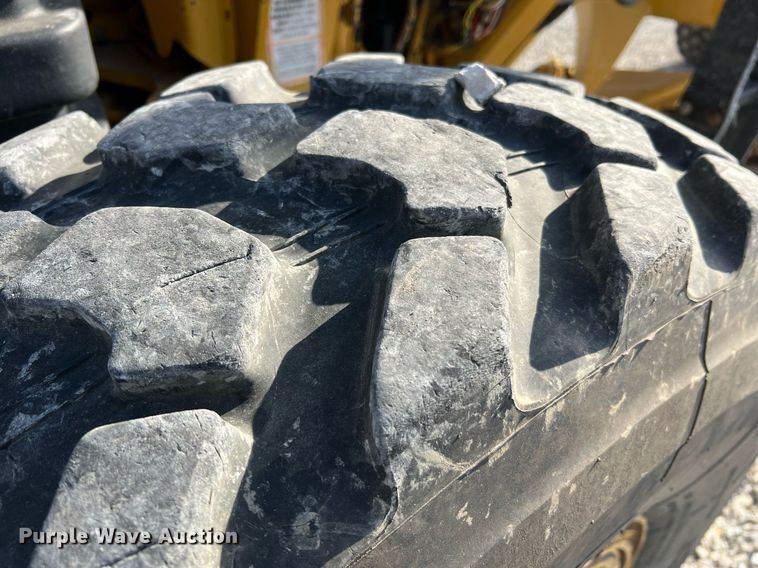 image for item LI9613 2005 Caterpillar 140H  motor grader