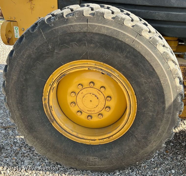 image for item LI9613 2005 Caterpillar 140H  motor grader