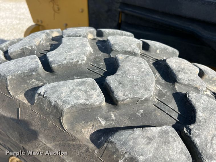 image for item LI9613 2005 Caterpillar 140H  motor grader