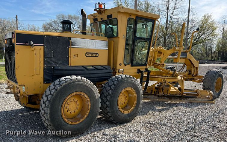 image for item LI9614 2005 Caterpillar 140H  motor grader