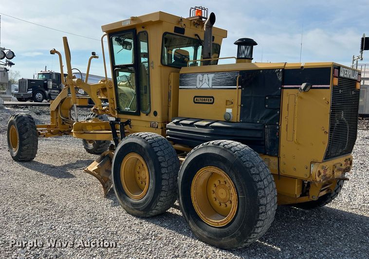 image for item LI9614 2005 Caterpillar 140H  motor grader