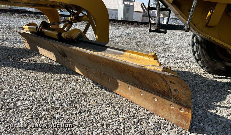 image for item LI9614 2005 Caterpillar 140H  motor grader