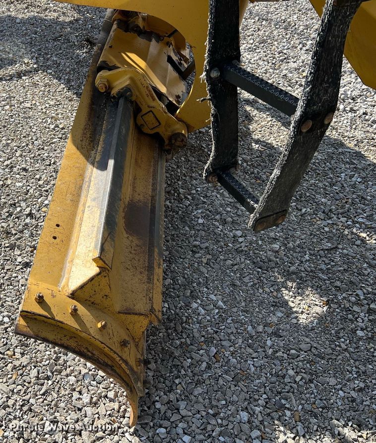 image for item LI9614 2005 Caterpillar 140H  motor grader