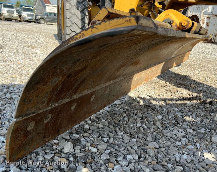 image for item LI9614 2005 Caterpillar 140H  motor grader