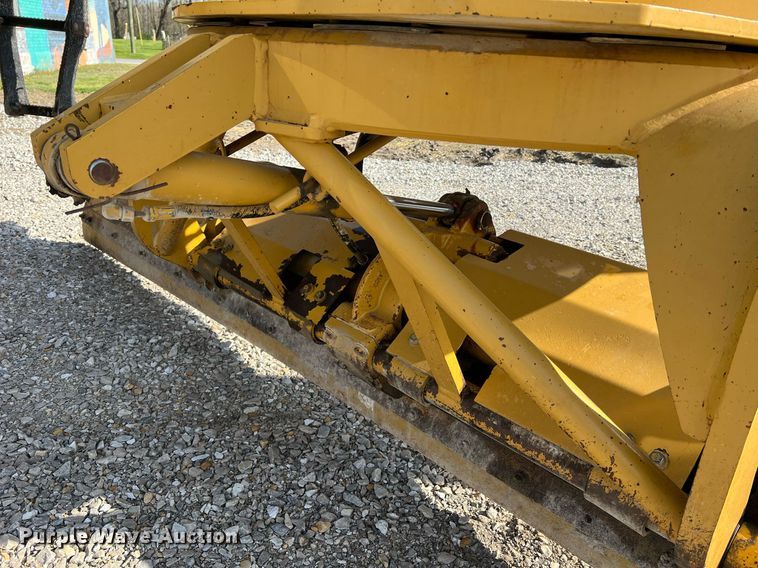 image for item LI9614 2005 Caterpillar 140H  motor grader