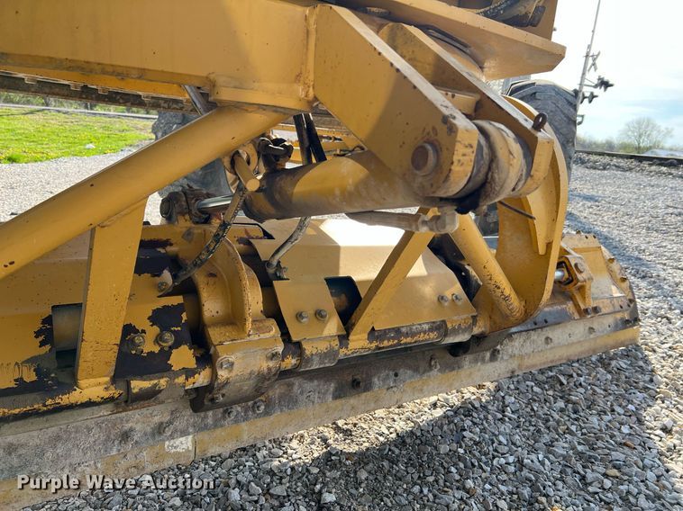 image for item LI9614 2005 Caterpillar 140H  motor grader